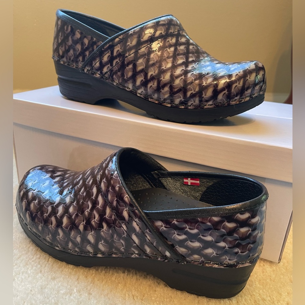 Sanita size 37 women’s work clog